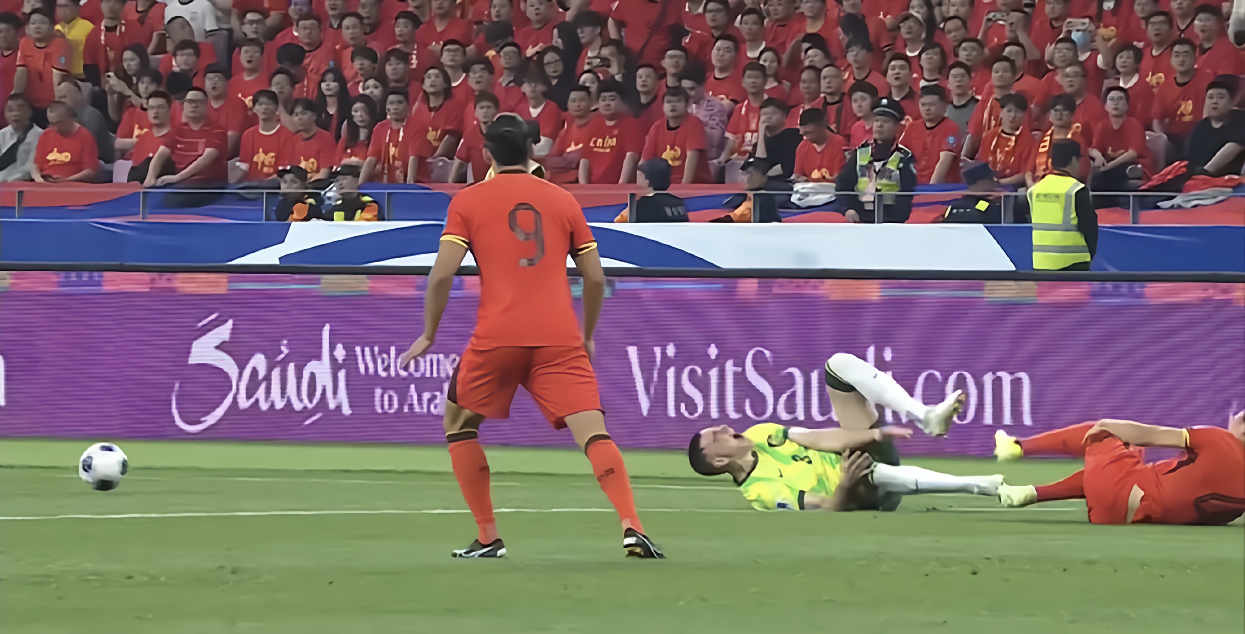 亚冠今夜走向成谜,丹佛掘金绝杀压哨,引发热议,身体对抗强度拉满 亚冠今夜走向成谜,丹佛掘金绝杀压哨,引发热议,身体对抗强度拉满