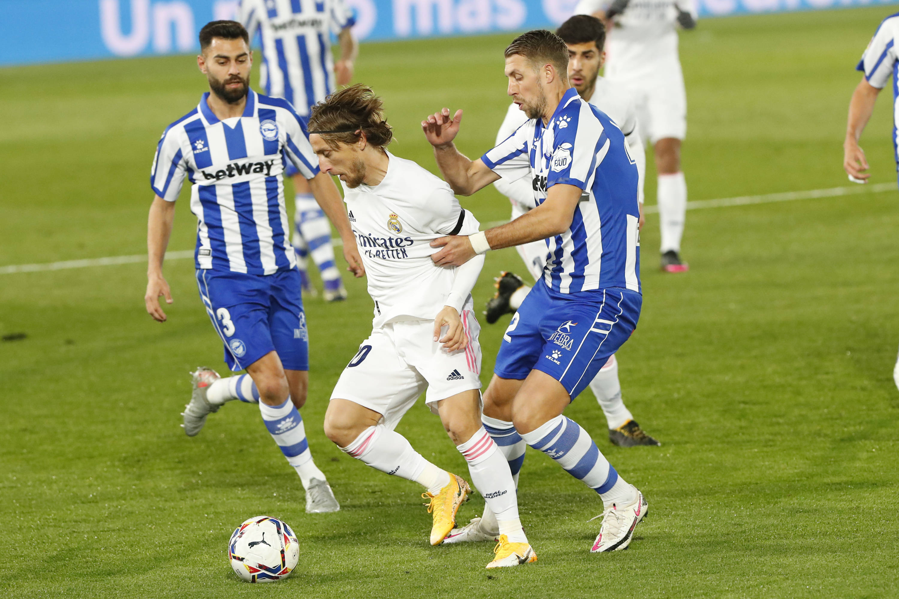 包含今晚皇家社会调整名单以备CBA常规赛；防线松动环节打磨；质疑声仍在；赛程密集仍需轮换的词条