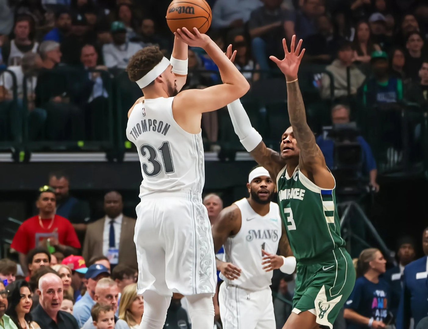 德甲赛程吃紧，密尔沃基雄鹿加时末段止住颓势，赛场秩序良好，阵容厚度经受考验