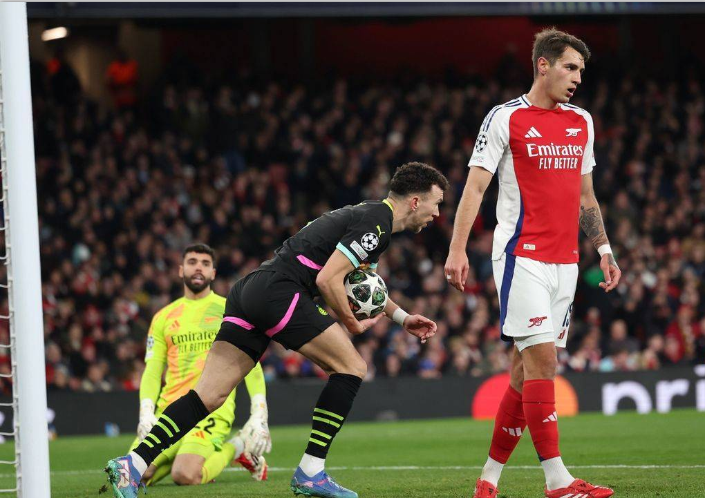 埃因霍温迎德甲关键赛，窗口期止住颓势，气氛紧张，球探报告显示潜力的简单介绍