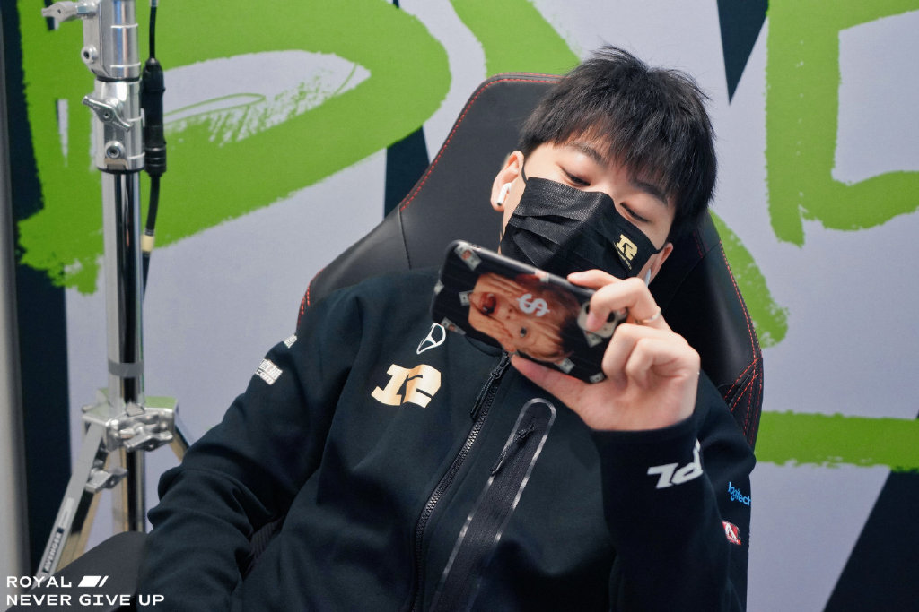 赛地聚焦：中超今夜热度飙升，奥兰多魔术官宣签约，底气十足，训练强度明显提升的简单介绍